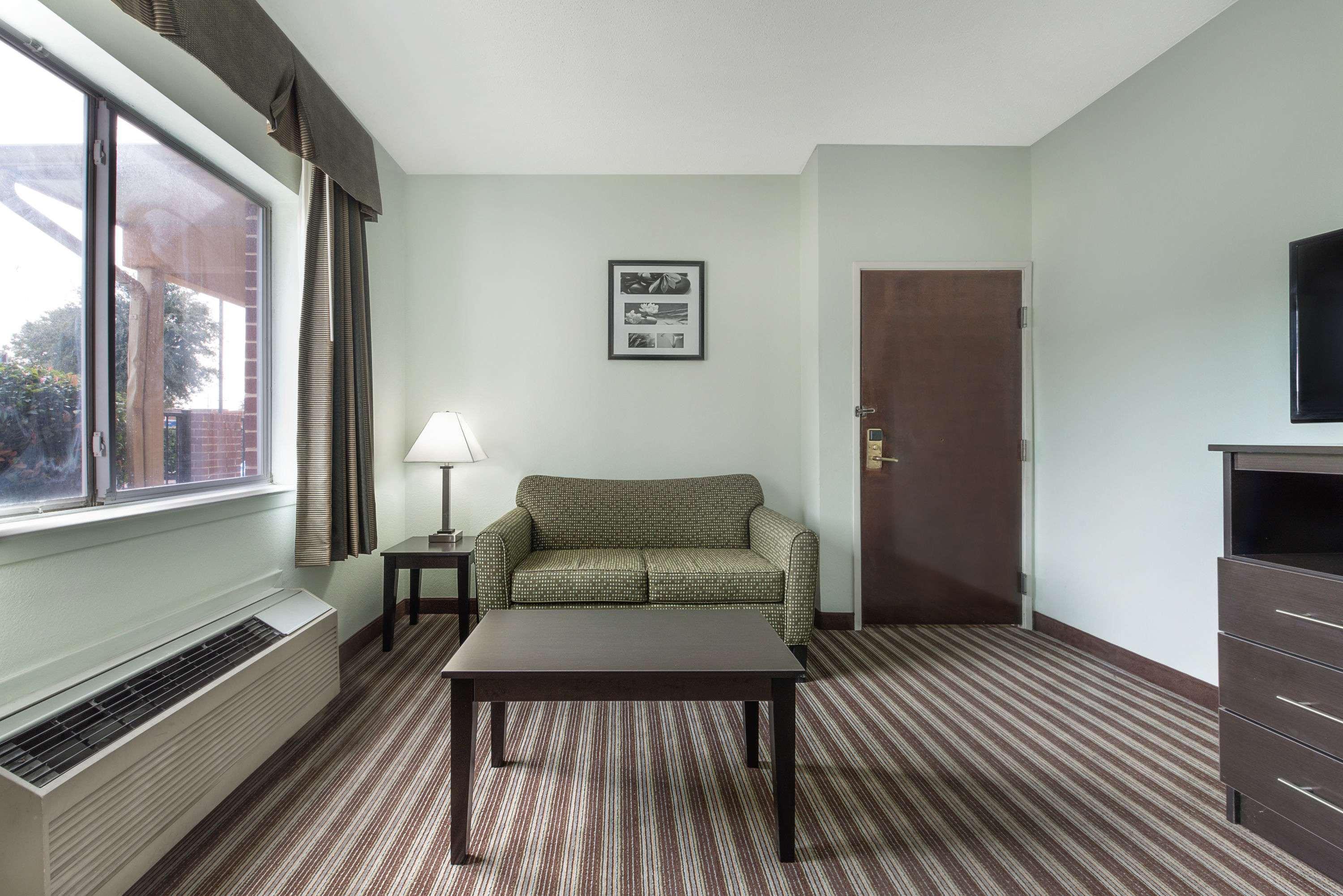 Days Inn & Suites By Wyndham Dallas Exterior photo